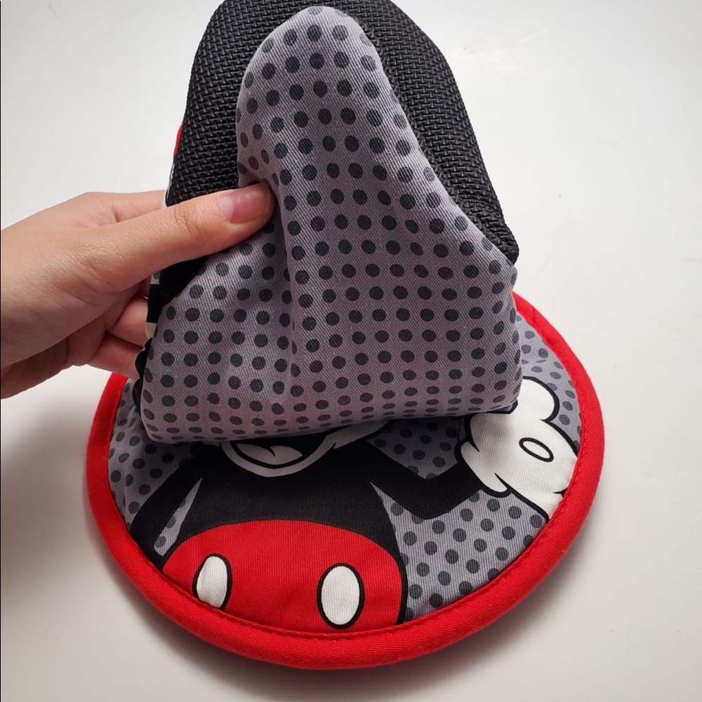 Stylish Mickey Mouse heat pad and oven mitt set